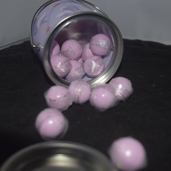 Clarie's Unicorn Candy tin of 16 mini bath bombs - Picture 3 of 4